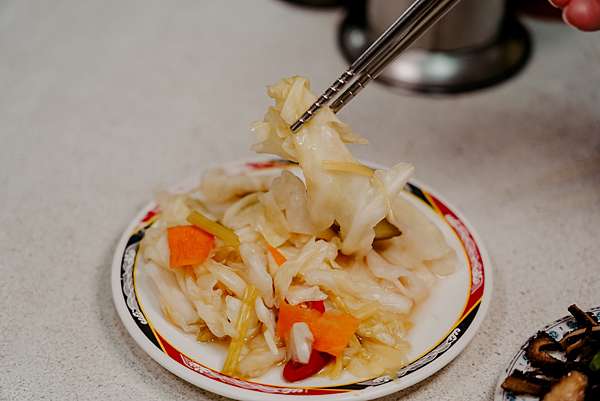 屏東 胡家牛肉麵店 勝利路上傳承近50年的老店 牛肉麵 酸辣湯必點24.jpg