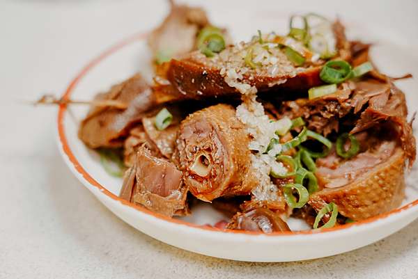 屏東 胡家牛肉麵店 勝利路上傳承近50年的老店 牛肉麵 酸辣湯必點29.jpg