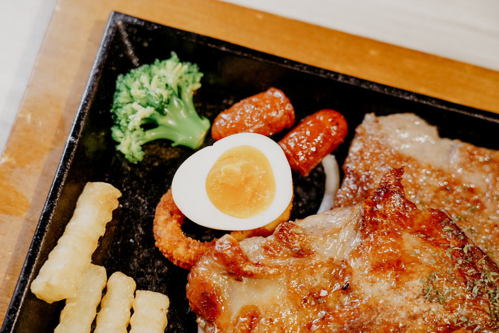 平價牛排館 拐彎抹角牛排館台南小北店 全台首創七種獨家秘醬 不使用重組肉27.JPG