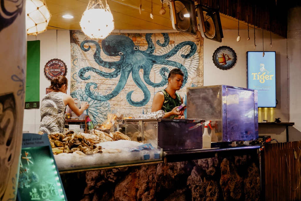 台南東區燒烤 浪兄浪弟 海鮮燒烤Bar 南洋海島環境氛圍 雞翅 骰子牛 美國生蠔必吃18.JPG