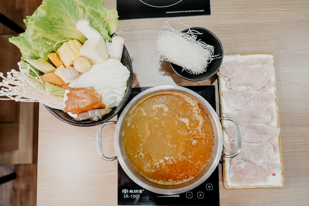 台南新市火鍋 真豪紀精饌鍋物 一人一鍋 湯底每日蔬菜豬骨現熬 冬季限定麻油松阪豬肉鍋 暖心又暖胃14.jpg