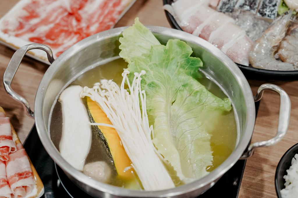 台南新市火鍋 真豪紀精饌鍋物 一人一鍋 湯底每日蔬菜豬骨現熬 冬季限定麻油松阪豬肉鍋 暖心又暖胃24A.jpg