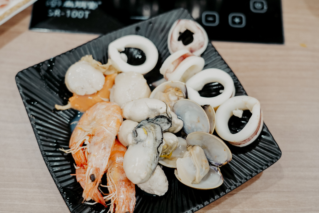 台南新市火鍋 真豪紀精饌鍋物 一人一鍋 湯底每日蔬菜豬骨現熬 冬季限定麻油松阪豬肉鍋 暖心又暖胃32.jpg