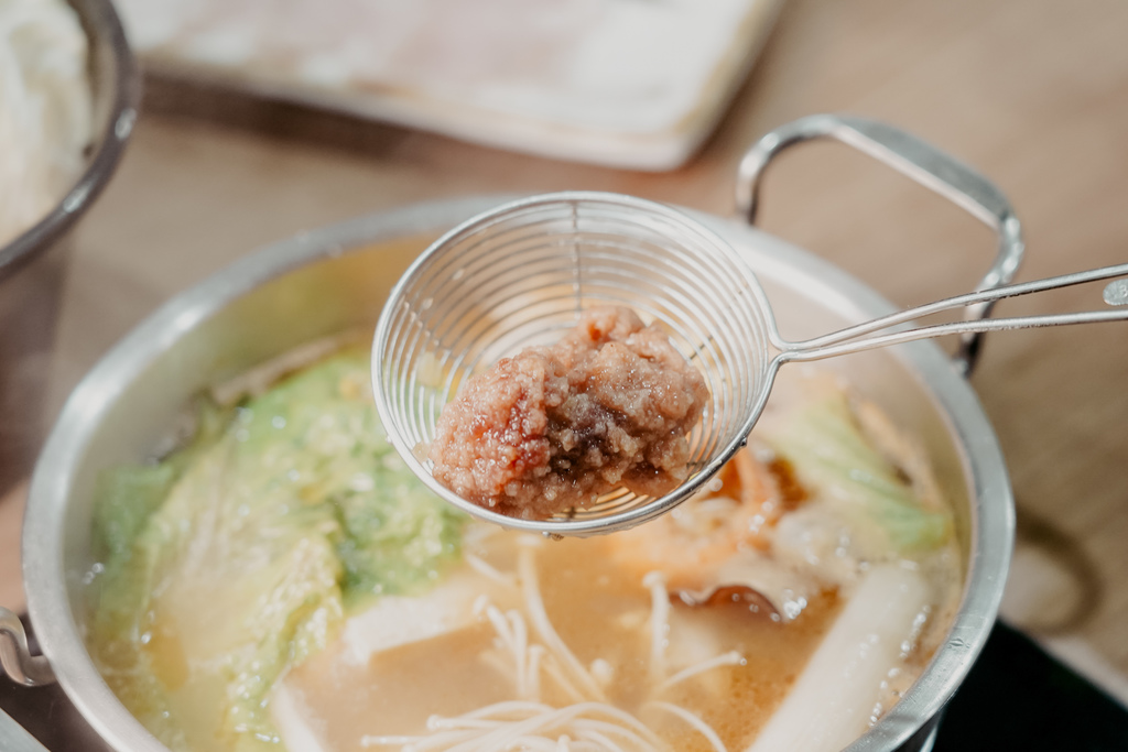 台南新市火鍋 真豪紀精饌鍋物 一人一鍋 湯底每日蔬菜豬骨現熬 冬季限定麻油松阪豬肉鍋 暖心又暖胃42.jpg