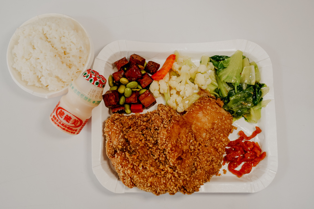 高雄便當店 豐味排骨飯 菜色豐富不油膩 有媽媽的味道 百元內平價便當 可外帶內用外送31.jpg