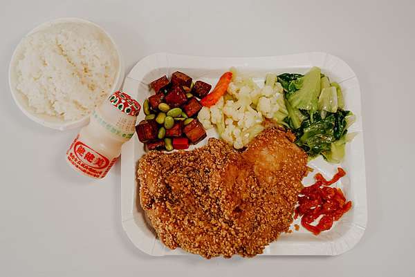 高雄便當店 豐味排骨飯 菜色豐富不油膩 有媽媽的味道 百元內平價便當 可外帶內用外送31.jpg 高雄便當店 豐味排骨飯 菜色豐富不油膩 有媽媽的味道 百元內平價便當 可外帶內用外送31.jpg