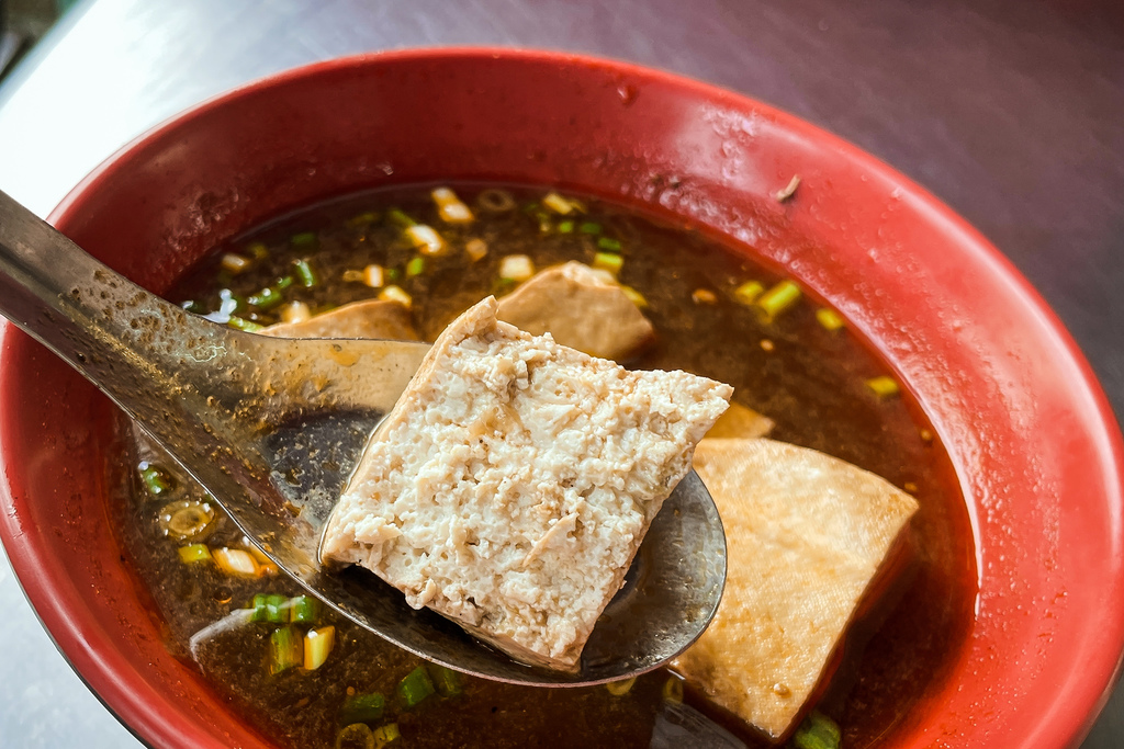 台南中西區美食 張家涼麵 近一甲子的傳承好味道 什錦涼麵有皮蛋好特別 台南美術二館對面39.JPG