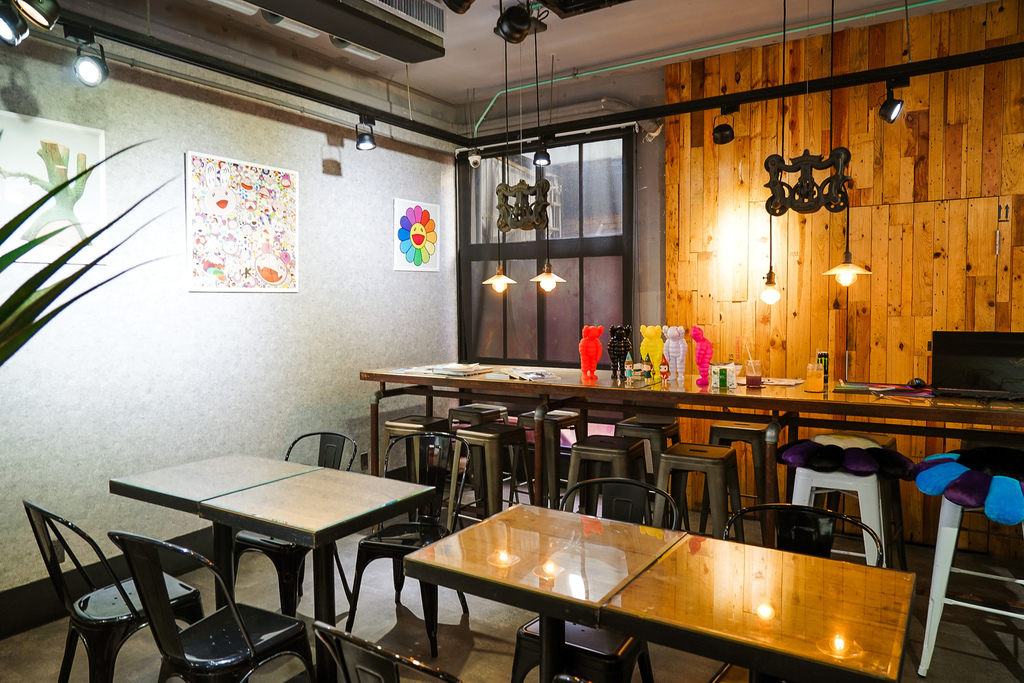 台南東區最潮咖啡廳 KingZone cafe 好拍又可放鬆的潮流複合店 傳說中的至尊牛肉麵必吃 隱身在成大附近22巷內7.jpg