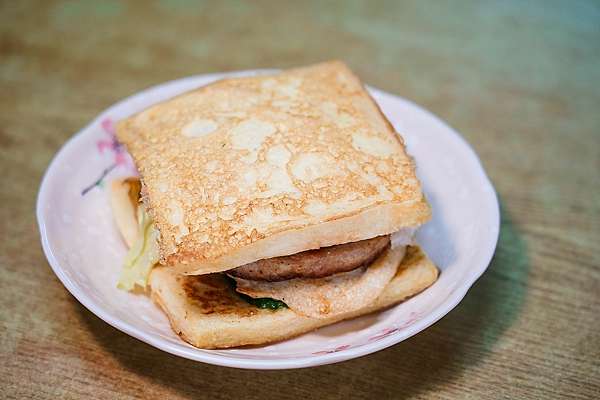 台南永康 五星級豆漿早餐店 在地20年傳統早餐店 店家自製割包 燒餅必吃32.jpg