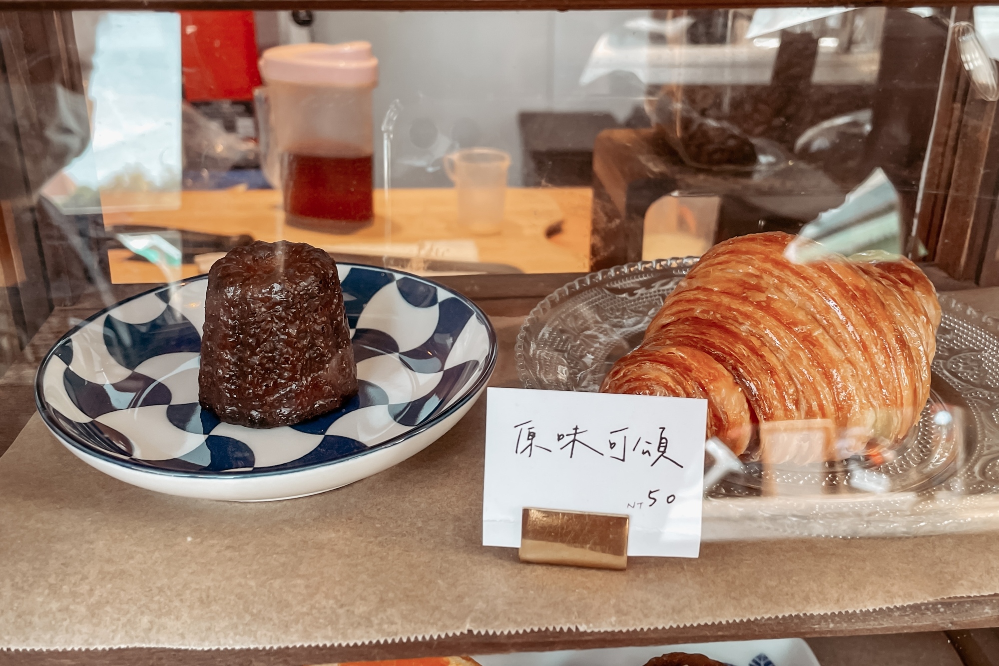 台南安平 伯虎在旗樓 街邊立食店專賣肉桂捲、可麗露、可頌甜點 伯虎在二樓街邊店8.JPG