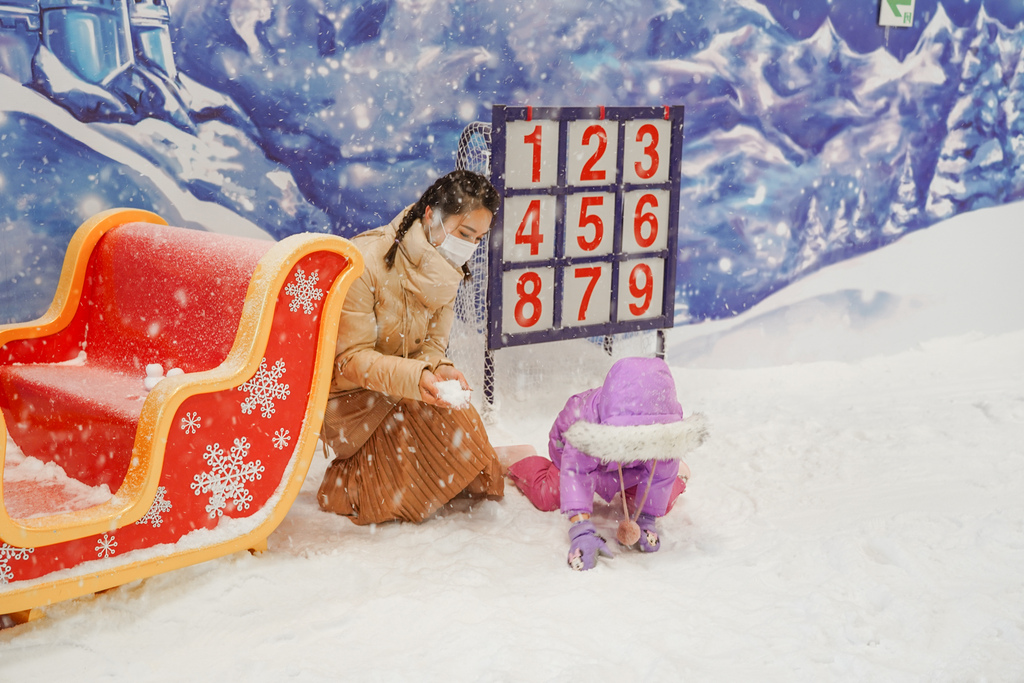 高雄飄雪樂園 不出國也能玩雪 體驗零下三度雪花從天而降 偽出國親子行程31.JPG