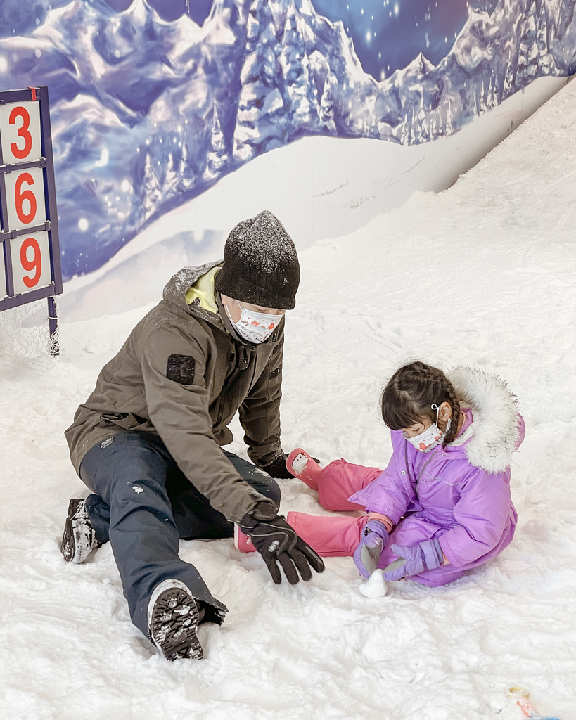 高雄飄雪樂園 不出國也能玩雪 體驗零下三度雪花從天而降 偽出國親子行程34.JPG