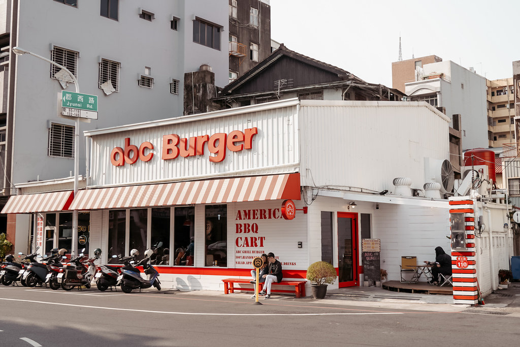 台南中西区美食 ABC BURGER 美式复古汉堡店 手拍汉堡肉 双层花生酱牛肉堡必吃1.JPG