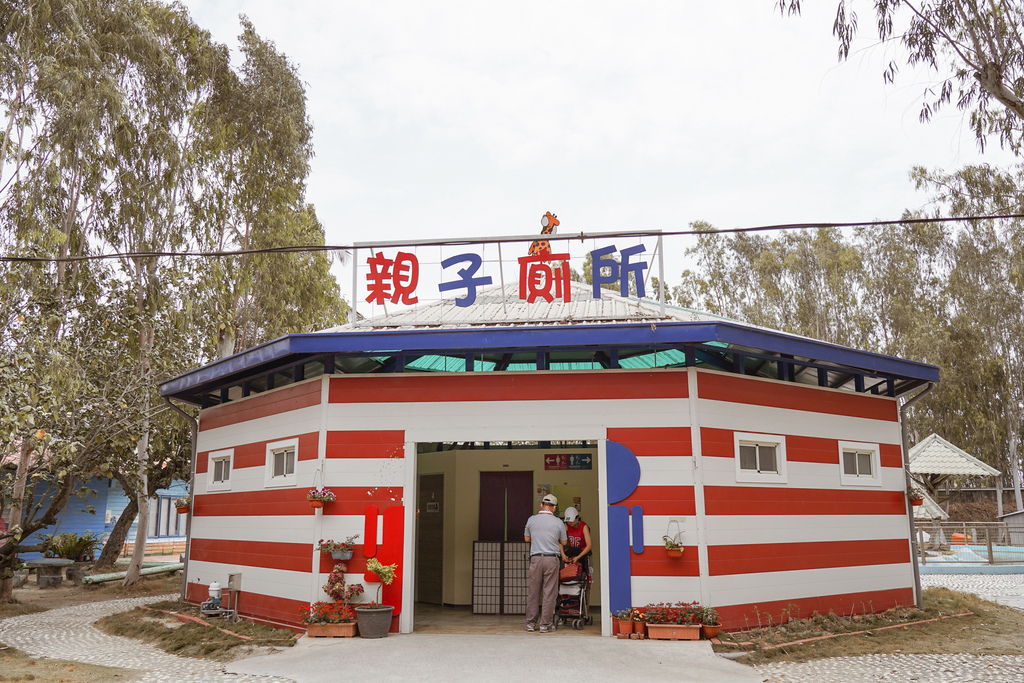 台南景點 頑皮世界 南台灣最大野生動物園 長頸鹿 藪貓 科摩多龍 還可以預約近距離互動南美水豚82.jpg