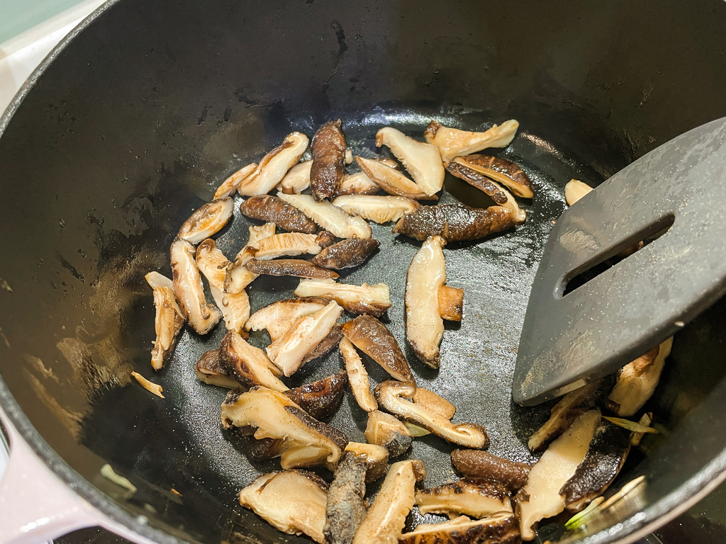 鑄鐵鍋食譜 三道家常菜必學 滷五花肉 櫻花蝦油飯 奶香蛤蠣(MULTEE摩堤)8.jpg