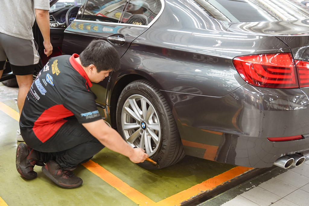 歐固德台南汽車保養廠推薦 麗車坊台南永華門市 BMW 520d 5萬公里保養 全車健檢換機油補胎41.jpg