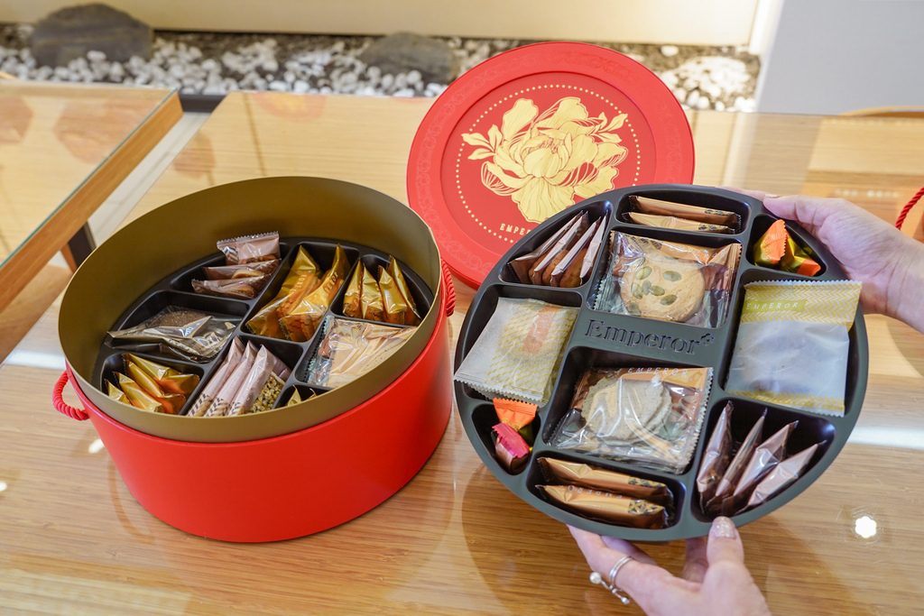 皇樓喜餅門市試吃開箱 璀璨 ‧ 圓提盒 中西式喜餅 伴手禮 推薦 感受愛情綻放的時刻10.jpg