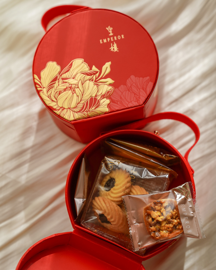 皇樓喜餅門市試吃開箱 璀璨 ‧ 圓提盒 中西式喜餅 伴手禮 推薦 感受愛情綻放的時刻16.jpg