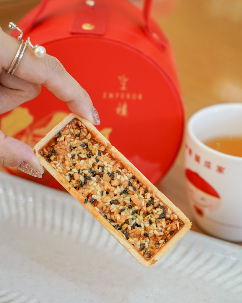 皇樓喜餅門市試吃開箱 璀璨 ‧ 圓提盒 中西式喜餅 伴手禮 推薦 感受愛情綻放的時刻24.jpg