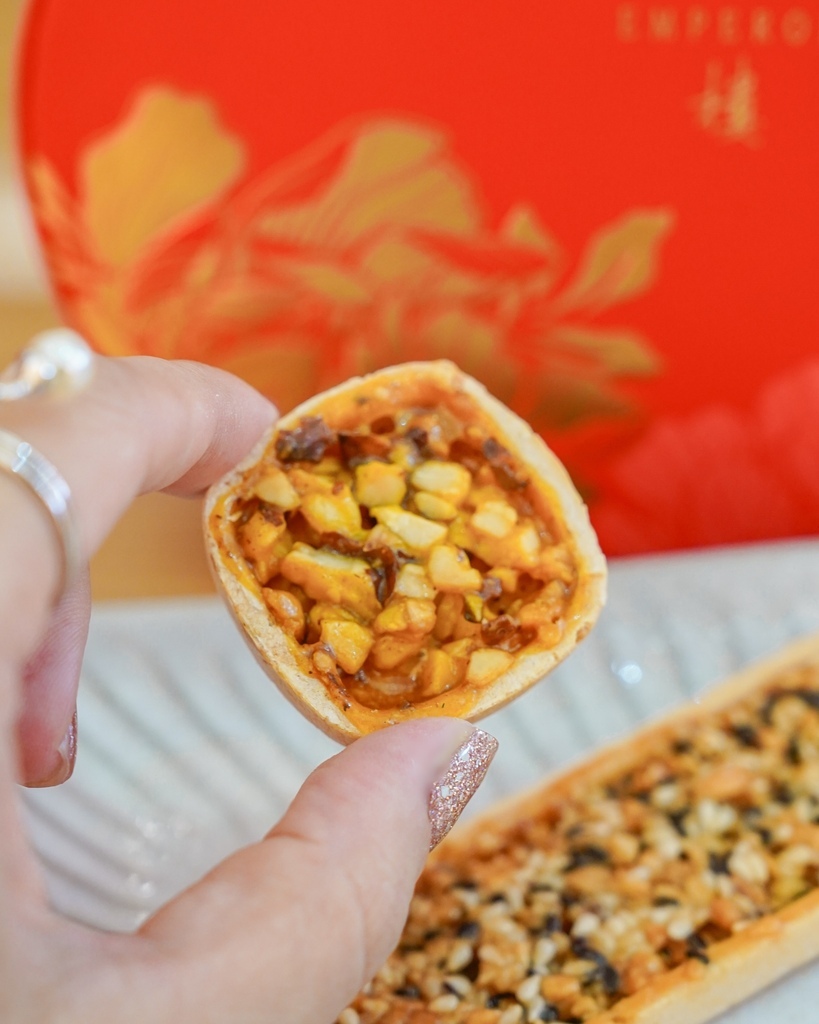 皇樓喜餅門市試吃開箱 璀璨 ‧ 圓提盒 中西式喜餅 伴手禮 推薦 感受愛情綻放的時刻26.jpg