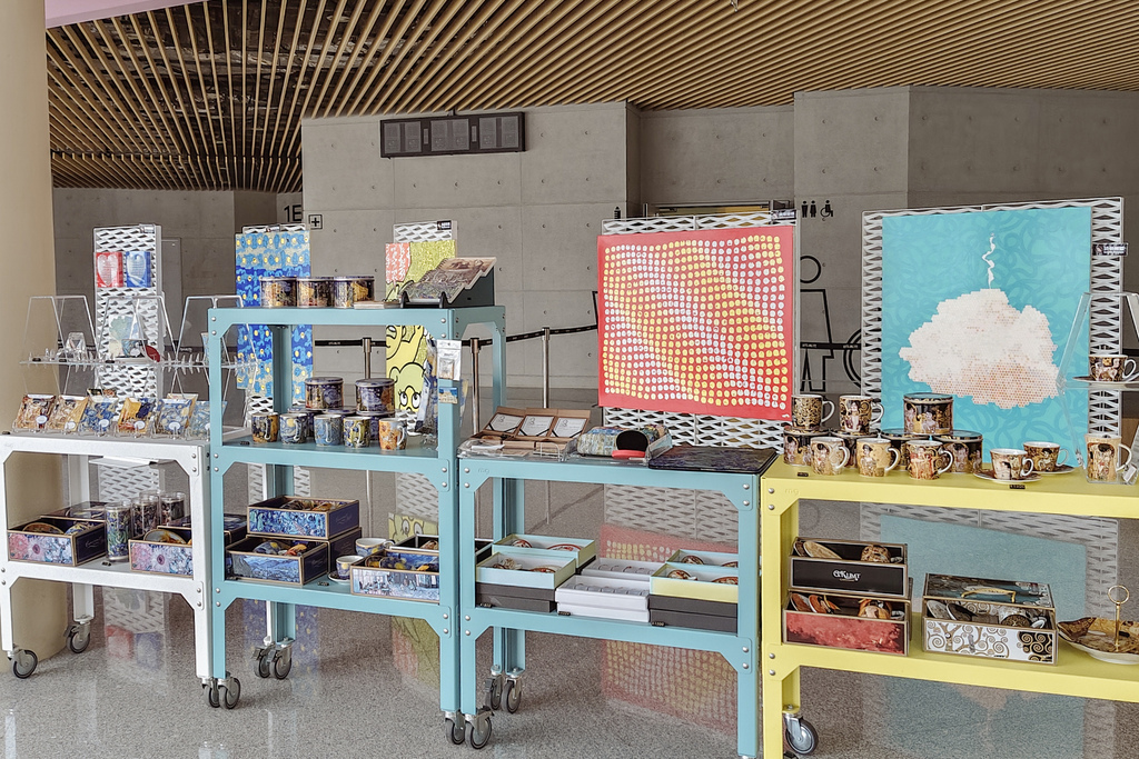 高雄海景質感咖啡廳 百瓦哥咖啡 高雄高流館 結合藝術創作展 感受咖啡與藝術美學17.jpg