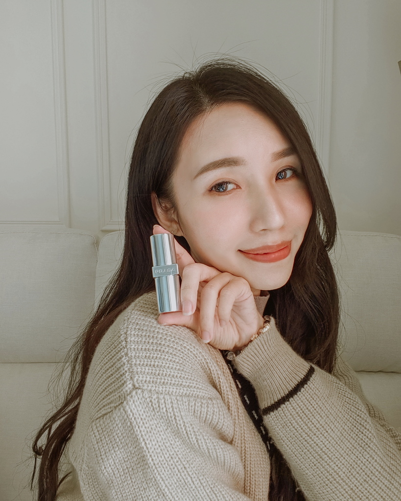 開箱 PRADA BEAUTY 經典護唇膏 滋潤不油膩的PRADA GREEN3.jpg