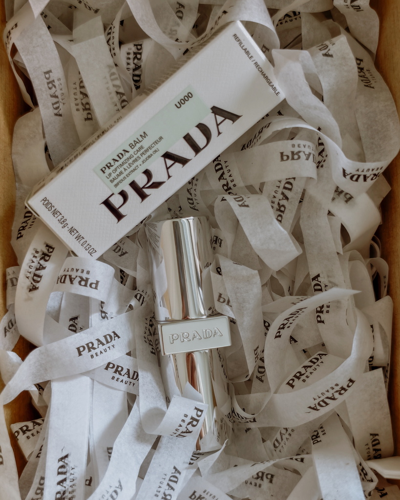 開箱 PRADA BEAUTY 經典護唇膏 滋潤不油膩的PRADA GREEN.jpg