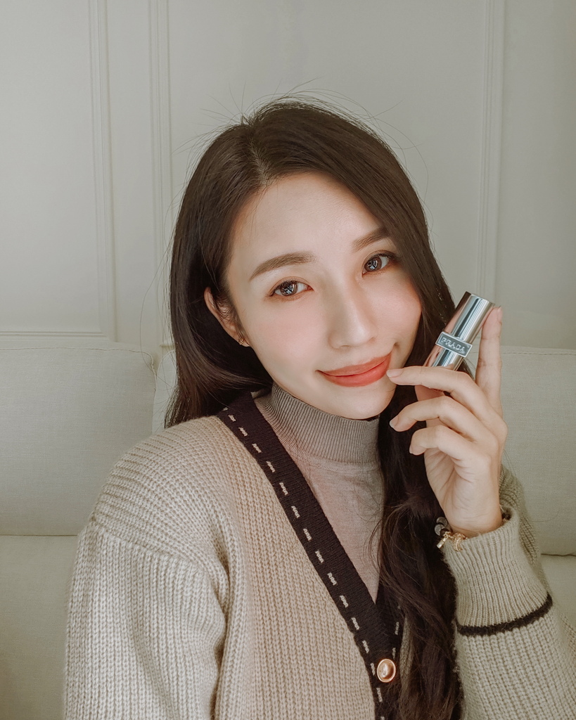 開箱 PRADA BEAUTY 經典護唇膏 滋潤不油膩的PRADA GREEN9.jpg