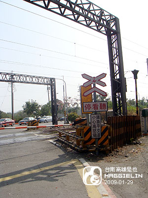 終於騎到橋頭@"@火車平交道嚕 