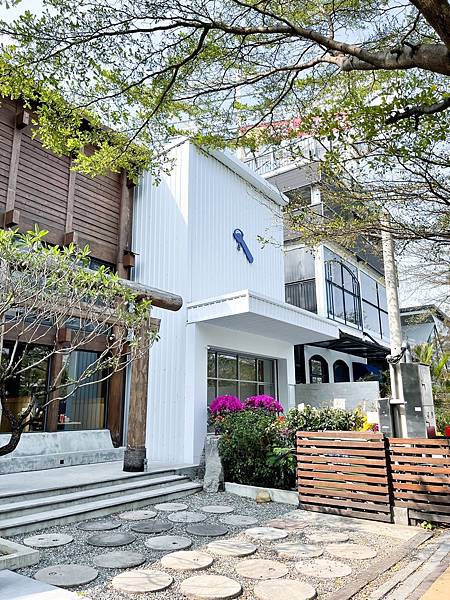 Fw: [食記] 台中公益路 ABG Coffe 純白咖啡廳