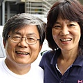 蜻蜓石 主人石正人教授及夫人 20130611 Professor Calvin Shih and wife Owner of Stonbo Lodge.jpg