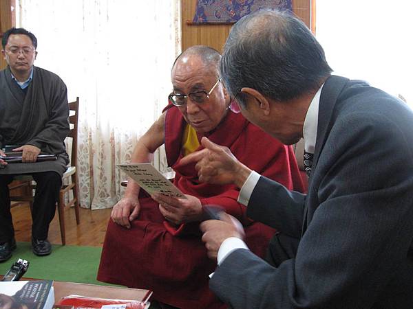 Dharamsala 24   Chong-Pin explaining incense flower pictures photo by Alice.jpg