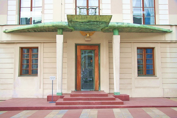 Presidential Office Gate 總理府前門.jpg