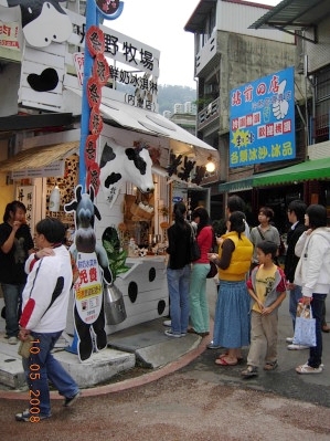 大排長籠的冰淇淋店