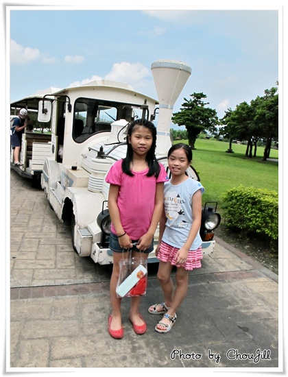 等著搭兆豐農場的遊園小火車