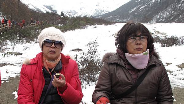 海拔3000多公尺溫度約5~6度C有太陽喔，休息為走更遠的出口(纜車上已走2.5公里，離出口還有4公里吧)。看到1人抬著下去了(年輕的 非本團員)