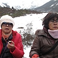 海拔3000多公尺溫度約5~6度C有太陽喔，休息為走更遠的出口(纜車上已走2.5公里，離出口還有4公里吧)。看到1人抬著下去了(年輕的 非本團員)