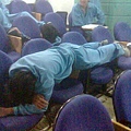 在視聽教室睡覺的方法