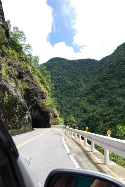 路上很多這種隧道