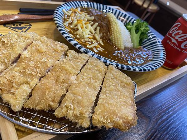 台中太平人氣咖哩，山川咖哩，熟成咖哩濃郁醬汁搭配好吃米飯，辛