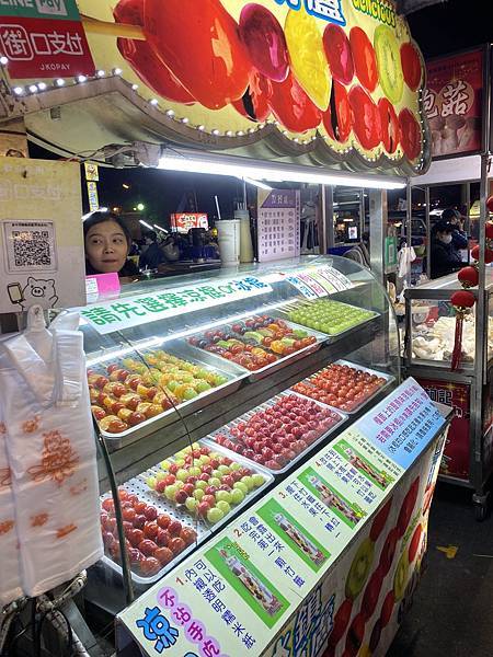 台中東區旱溪夜市熱門甜點小吃，童年冰鎮糖葫蘆，多種新鮮水果製