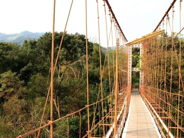 進入虎山溫泉會館的吊橋