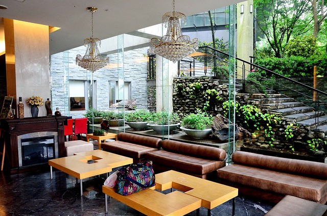 會館Lobby採亮色系配色沙發區 會館Lobby採亮色系配色沙發區