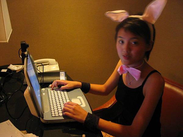 兔女郎也要打電腦