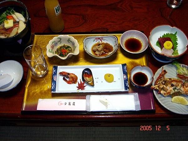 晚餐在房間吃..菜還沒上完哦..還有甜不辣和飯