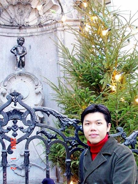 尿尿小童就在不起眼的巷子轉角