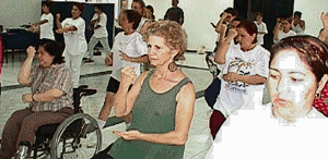 1999年巴拿馬教學坐輪椅學陳家太極拳.gif