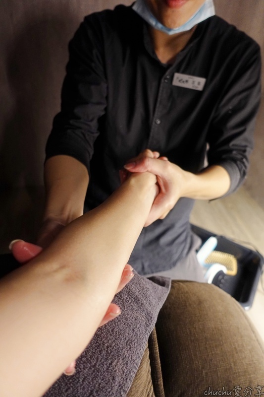板橋染髮推薦*洗髮+按摩!來七大界一次搞定~舒壓洗髮搭配頭皮按摩、肩頸油推,所有的享受一次搞定!