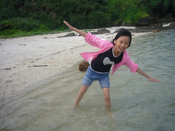 更青春洋溢氣質甜美的海邊戲水小少女