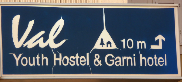 一塊看板,兩家廣告。在斯洛維尼亞的各地青年旅館,全是一個樣的logo.jpg 一塊看板,兩家廣告。在斯洛維尼亞的各地青年旅館,全是一個樣的logo.jpg